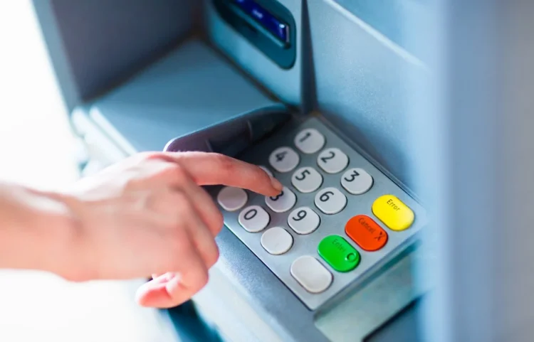 ATM-ல் ‘Cancel’ பட்டனை இருமுறை அழுத்தினால் என்ன நடக்கும்?