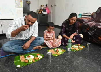 சாப்பிடும் போது எந்த திசையில் அமர வேண்டும்?