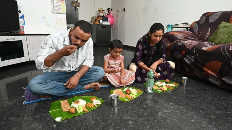 சாப்பிடும் போது எந்த திசையில் அமர வேண்டும்?